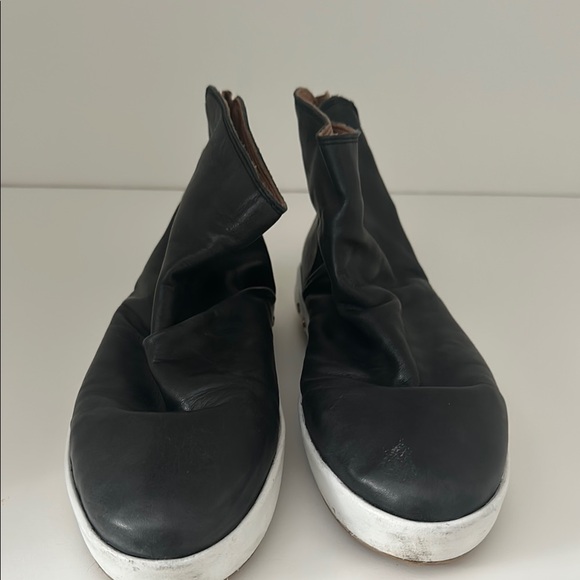 beek Shoes - Beek Leather Black High-Top Sneakers with White Soles